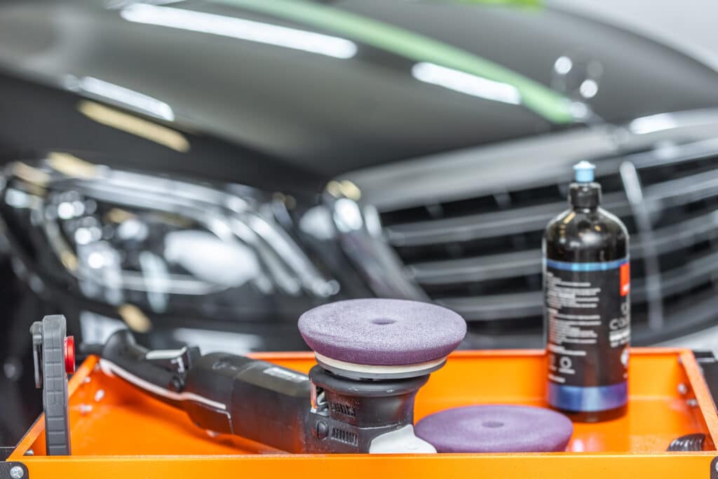 Profesionální leštění laku automobilu pro dokonalý lesk a odstranění škrábanců.